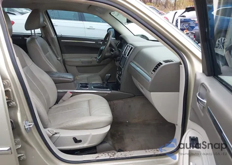 2010 Chrysler 300 Touring/Signature Series/Executive Series z USA, uszkodzony, nr VIN 2C3CA5CV4AH147373